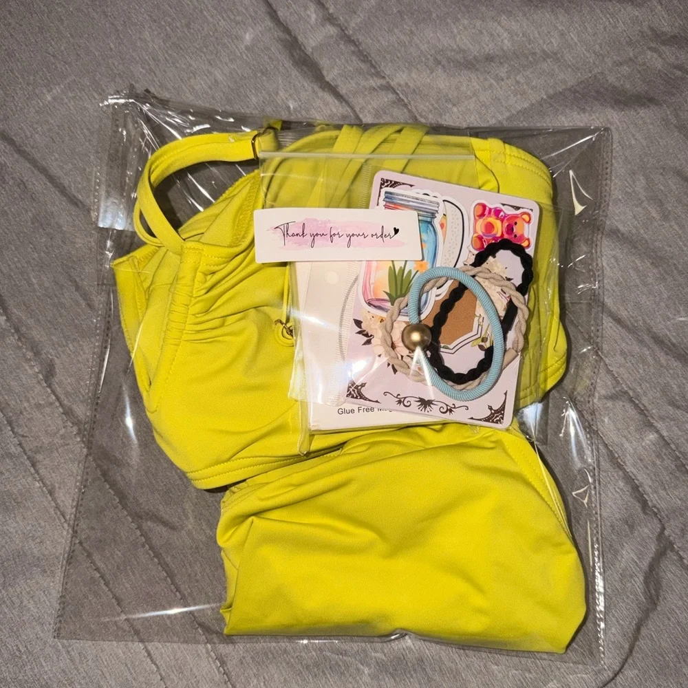 Vince Camuto Vibrant neon green Swimwear free gift included ! 🎁 💝